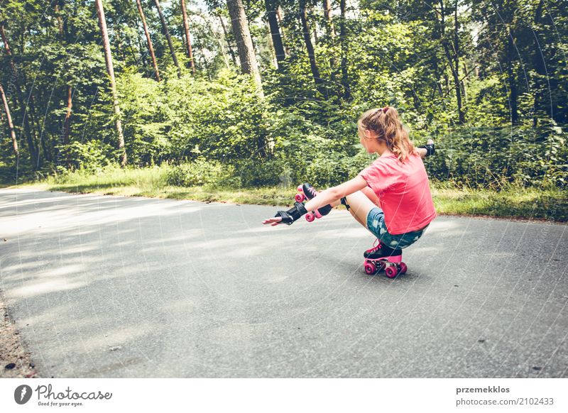 Rollschuh des jungen Mädchens, das unten auf eine Forststraße eisläuft Lifestyle Freude Glück Erholung Ferien & Urlaub & Reisen Freiheit Sommer Sport Kind