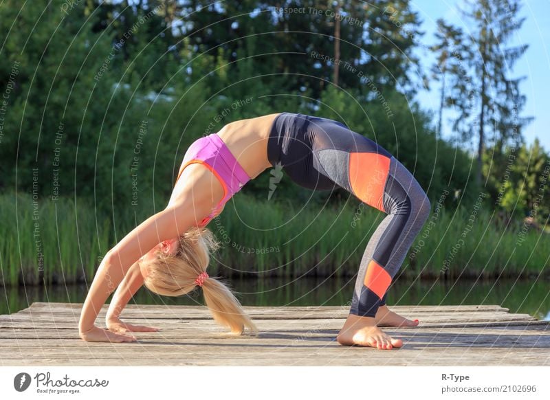 A sporty woman doing yoga and stretching exercises Lifestyle Wellness Leben harmonisch Sport Yoga Mensch Frau Erwachsene Natur Park Mode blond Fitness Aerobics
