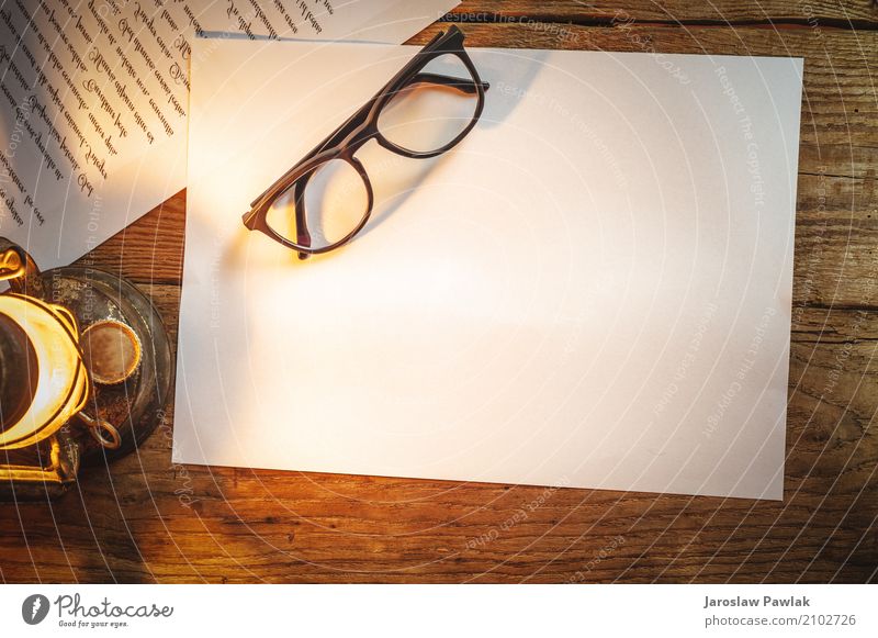 Weißbuch auf einem Holztisch mit Gläsern, alte Lampe Stil Leben Tisch Büro Business Papier Metall Rost schreiben hell retro schwarz weiß Nostalgie Tradition