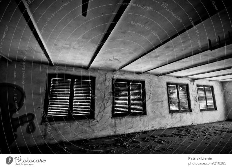 abandoned room Menschenleer Industrieanlage Fabrik Bauwerk Gebäude Architektur Mauer Wand Fenster alt dreckig historisch kaputt Stimmung Schwarzweißfoto