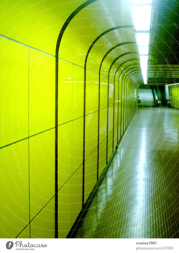 James Brown Tunnel Fußgänger Neonlicht gelb Licht Bonn London Underground Deutschland Brücke space reflektion Unterführung bedrohlich Erde
