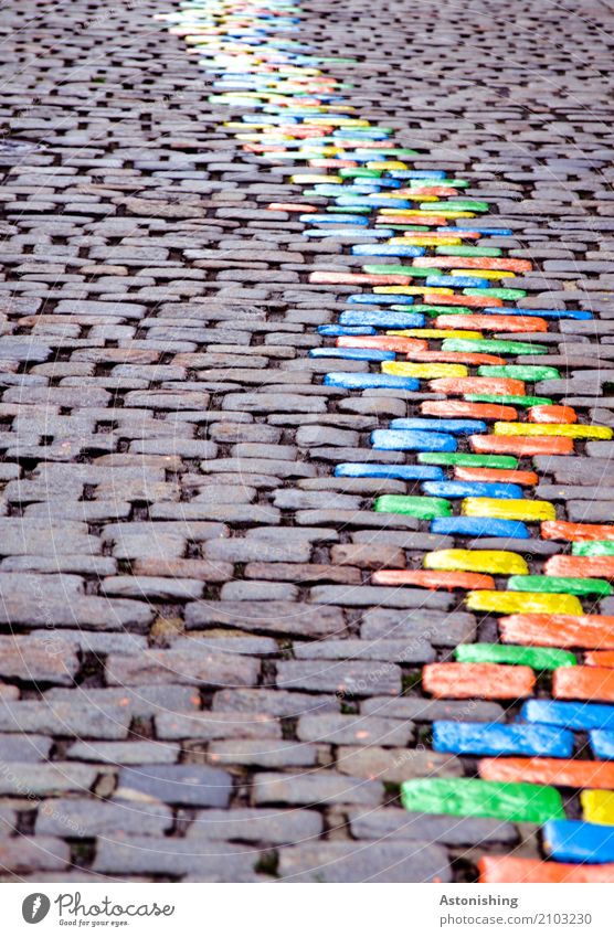 bunte Steine in einer Linie Kunst Maler Umwelt Natur Passau Stadt Platz Verkehr Straße schön blau mehrfarbig gelb grau grün orange Farbe Streifen Pflastersteine