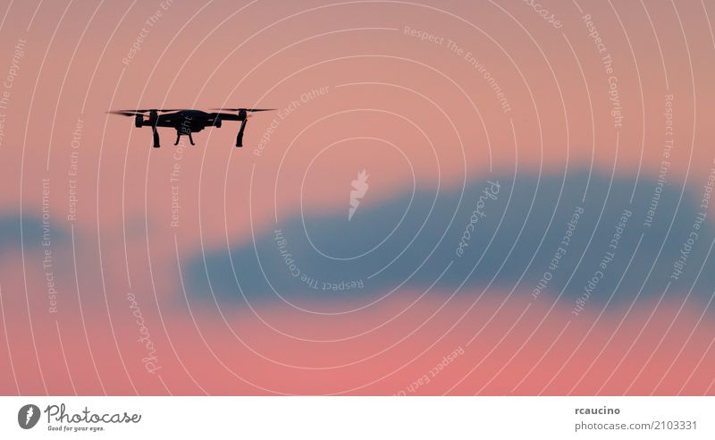 Drohne fliegt über einen bunten Sonnenaufgang Himmel. Sommer Meer Technik & Technologie Natur Landschaft Wolken Fluggerät fliegen rosa rot Farbe farbenfroh