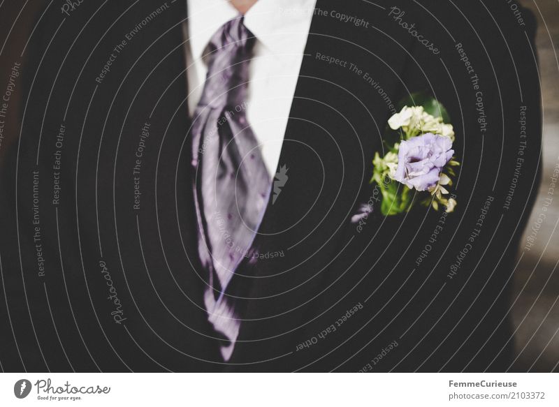 Love is in the air (85) maskulin Mann Erwachsene 1 Mensch 18-30 Jahre Jugendliche 30-45 Jahre schwarz Bräutigam Jacke Krawatte Anstecker Blüte violett Hochzeit