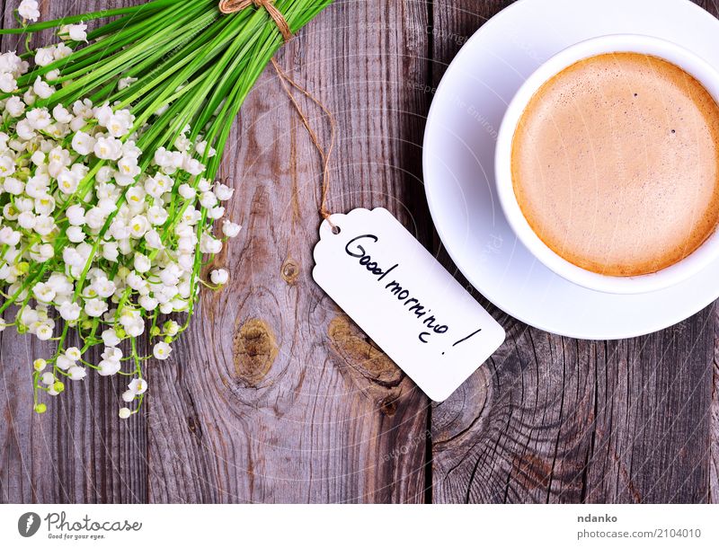 Tasse Cappuccino und Blumenstrauß Frühstück Kaffeetrinken Heißgetränk Espresso Becher Tisch Restaurant Holz Blühend frisch gut heiß oben retro braun grau