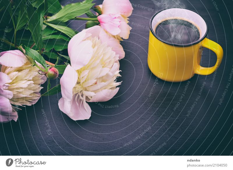 Schwarzer Kaffee in einem gelben Becher Frühstück Kaffeetrinken Getränk Espresso Tasse Tisch Restaurant Blume Blumenstrauß Holz frisch heiß oben retro rosa