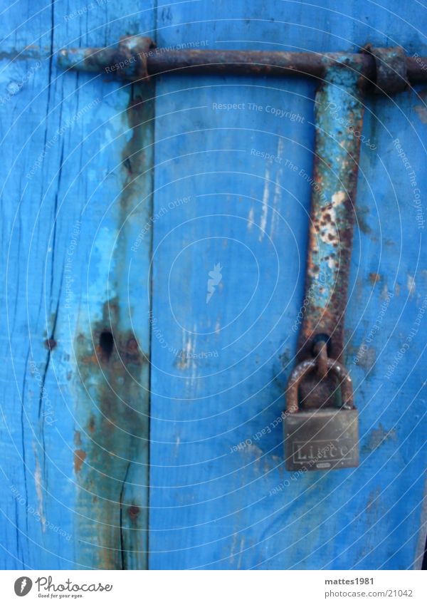 abhängen Vorhängeschloss Sicherheit bombensicher geschlossen Defensive veraltet Dinge Rost blau Holztür schäbig verwittert kobaltblau Schutz