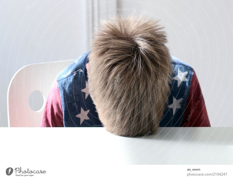 Frust Kindererziehung Bildung Schule Schulkind Junge Kopf Haare & Frisuren 1 Mensch 8-13 Jahre Kindheit T-Shirt blond authentisch blau rot Gefühle Langeweile