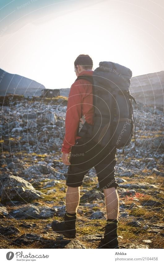 Porträt eines jungen Mannes mit Wanderrucksack, Norwegen Ferien & Urlaub & Reisen Abenteuer Freiheit wandern Junger Mann Jugendliche Natur Felsen Hütte wild