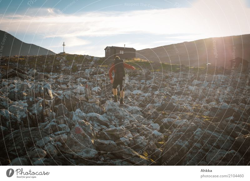 Steiniger Weg zu einer Hütte in Skandinavien Ferien & Urlaub & Reisen Abenteuer wandern Sportler Junger Mann Jugendliche Natur Hügel Felsen Norwegen eckig viele