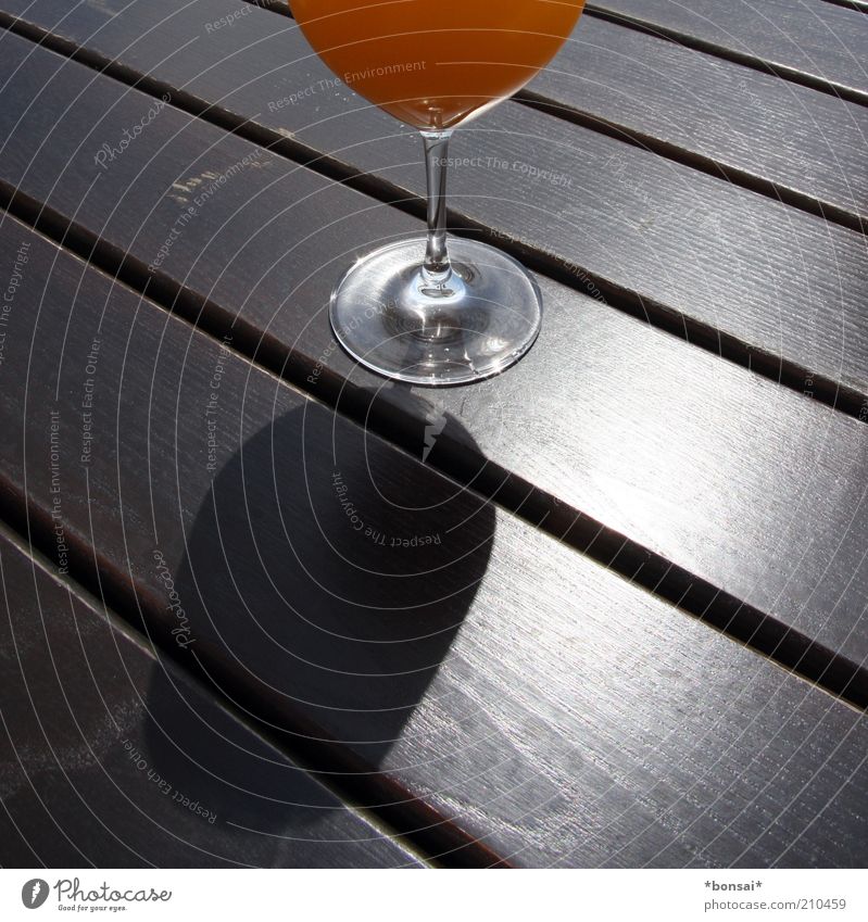 maracuja mit stil Getränk Erfrischungsgetränk Limonade Saft Glas Stil Tisch Schönes Wetter Holz Duft Flüssigkeit rund saftig süß Farbfoto Außenaufnahme
