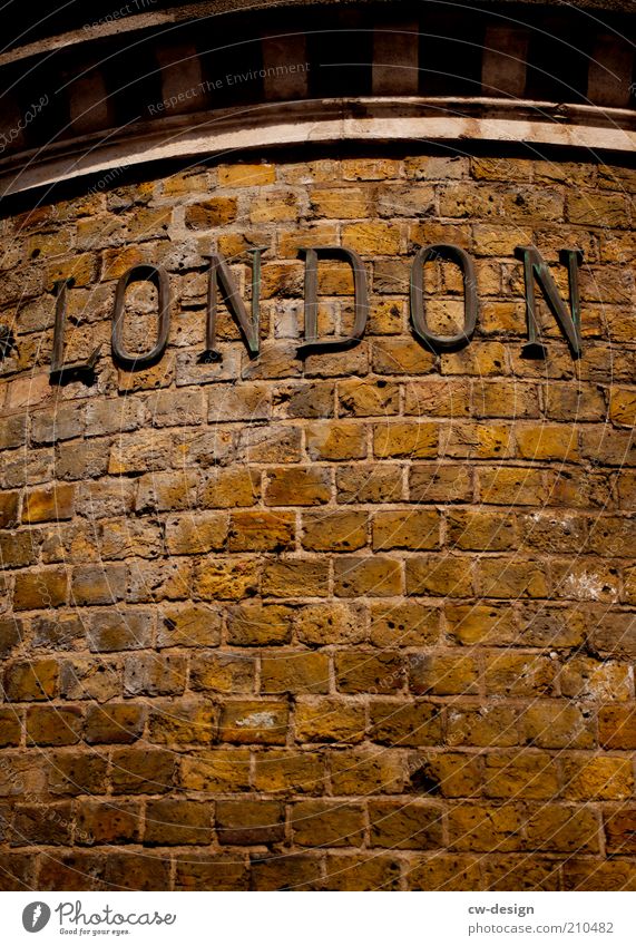 DAS IST NICHT LONDON Stadt Altstadt Menschenleer Haus Bauwerk Gebäude Architektur Mauer Wand Fassade Sehenswürdigkeit Stein Schriftzeichen London England
