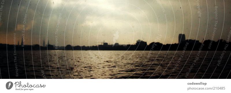 alsterwater Landschaft Wasser Himmel Horizont See Skyline ästhetisch Idylle Ferne Hamburg Alster Alsterufer Farbfoto Gedeckte Farben Dämmerung Kontrast