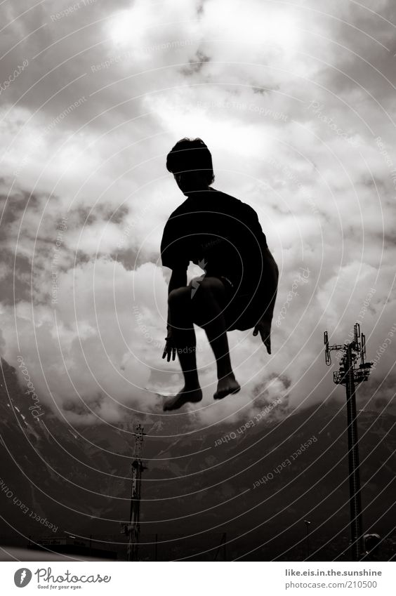jump! Freizeit & Hobby Spielen springen Trampolin Hockstellung maskulin Junger Mann Jugendliche Umwelt Wolken Alpen Berge u. Gebirge kurzhaarig toben