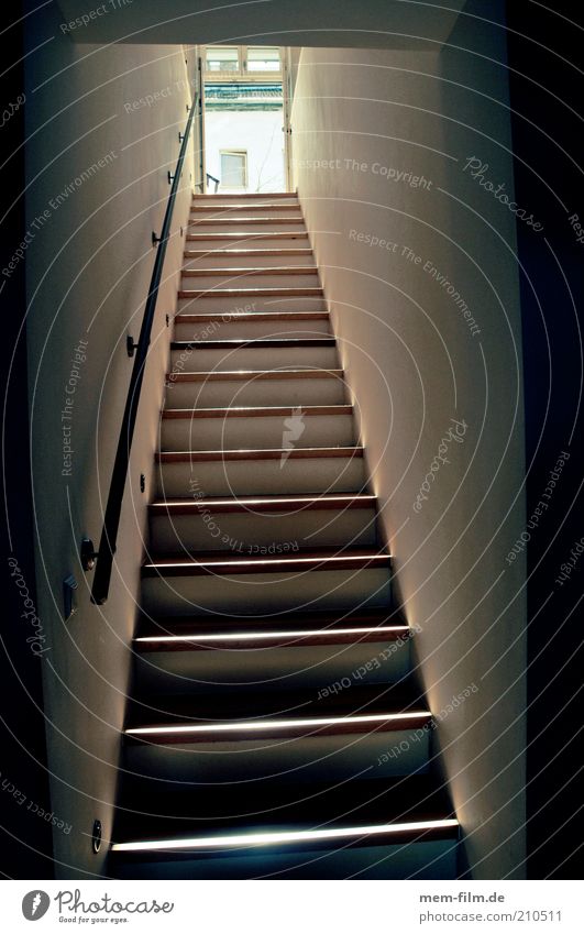 da rauf Treppe hoch aufwärts Niveau aufsteigen Karriereleiter Wohnung Maisonette Treppengeländer Treppenhaus abwärts Innenarchitektur Abstieg lang Gang