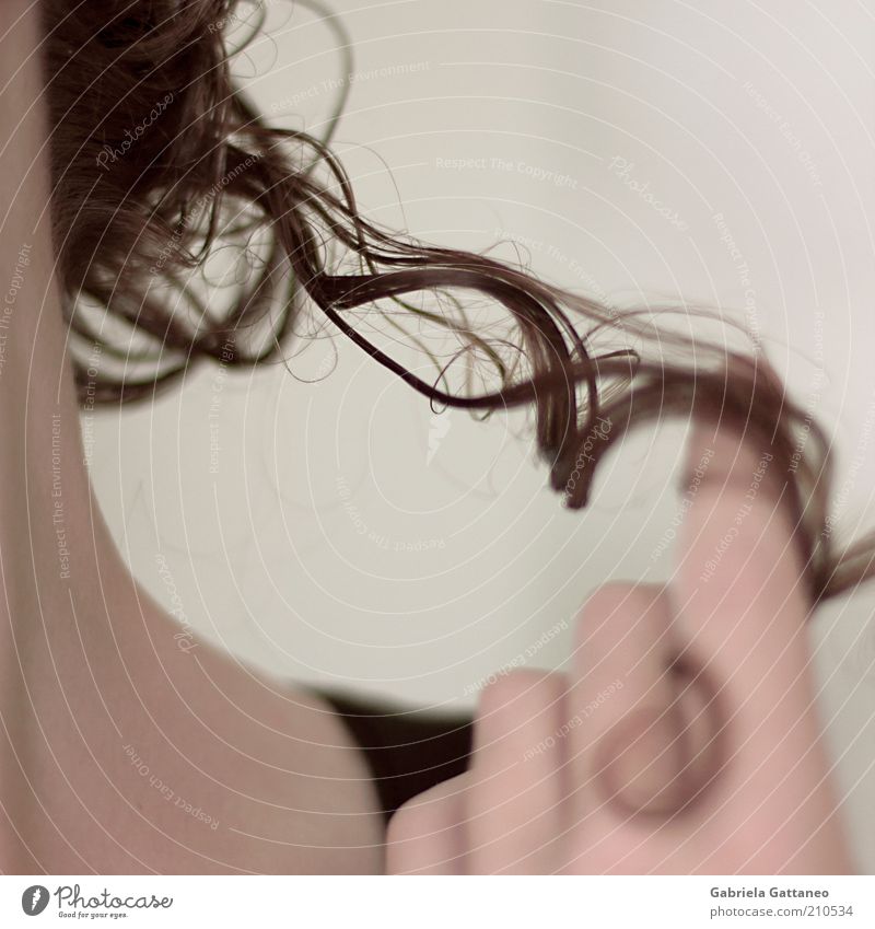 um den Finger gewickelt feminin Haare & Frisuren Locken berühren beweglich lockig gelockt um den Finger wickeln gespannt Zapfenlocken verlegen Haarsträhne