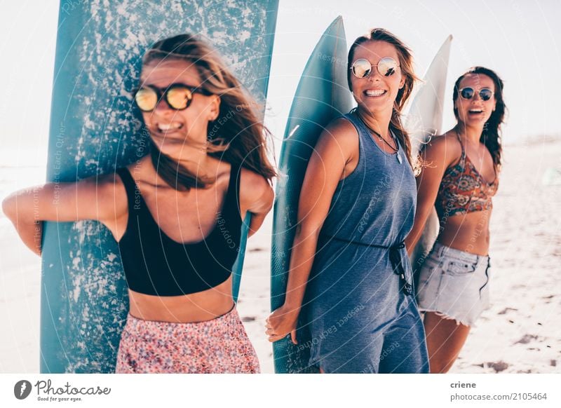Gruppe der jungen Frau, die Spaß am Strand mit Surfbrettern hat Freude Glück Erholung Freizeit & Hobby Ferien & Urlaub & Reisen Abenteuer Sommer Sonne Mensch