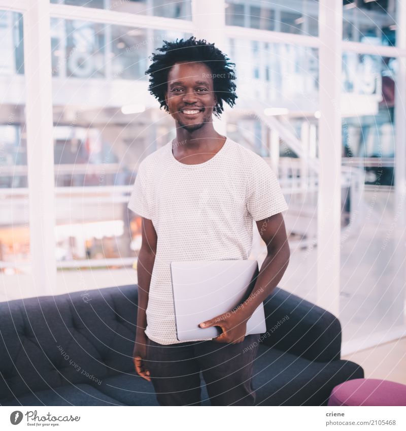 Portrait des jungen afrikanischen Geschäftsmannes im Büro Lifestyle Freude Arbeit & Erwerbstätigkeit Beruf Arbeitsplatz Business Mittelstand Karriere Erfolg