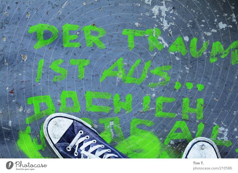 ...doch ich werde alles geben Fuß 1 Mensch Schuhe Turnschuh Schriftzeichen Graffiti stehen blau grün Farbfoto Außenaufnahme Vogelperspektive Chucks Wort