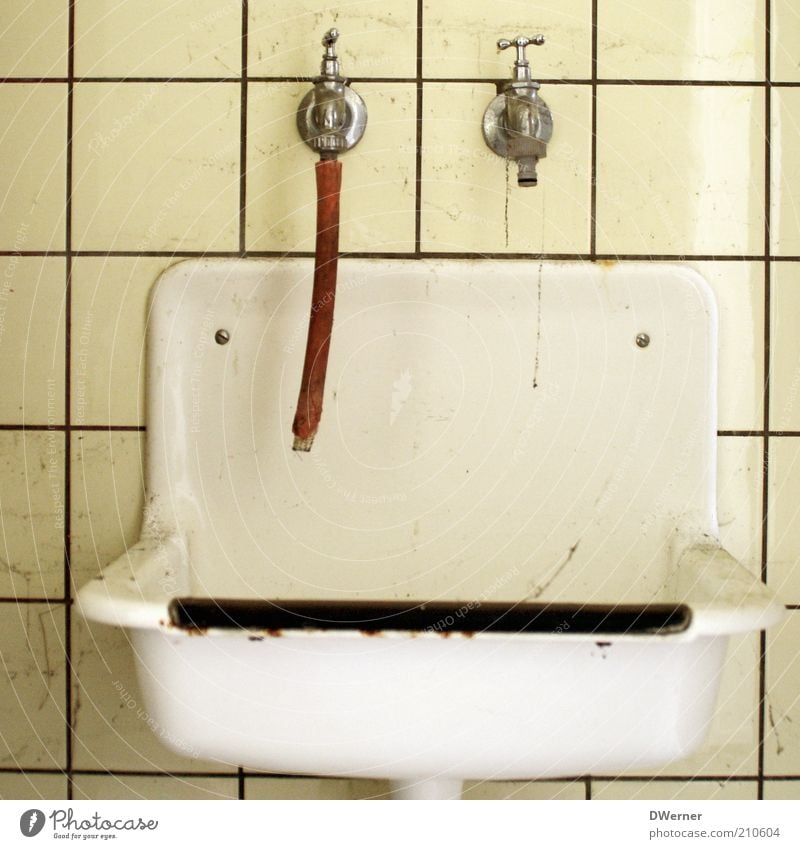Händewaschen nicht vergessen! Design Bad alt dreckig Ekel retro Sauberkeit Häusliches Leben Fliesen u. Kacheln Wasserhahn Waschbecken Schlauch Waschhaus