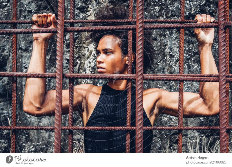 Alle Macht den Menschen! sportlich Fitness Kampfsport Leichtathletik Sportler Junge Frau Jugendliche 1 18-30 Jahre Erwachsene Locken Afro-Look kämpfen