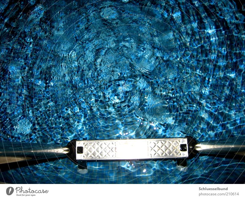 die Leiter zum Vergnügen Wasser Flüssigkeit frisch hell nass blau silber weiß Reflexion & Spiegelung Metall Stab kariert Einstieg (Leiter ins Wasser)