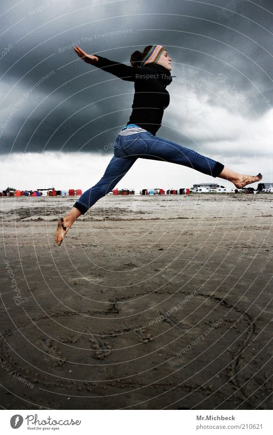 I heart Nordsee Strand feminin Junge Frau Jugendliche Erwachsene Leben 1 Mensch 18-30 Jahre Sand Luft Wolken schlechtes Wetter Jeanshose Jacke Stirnband