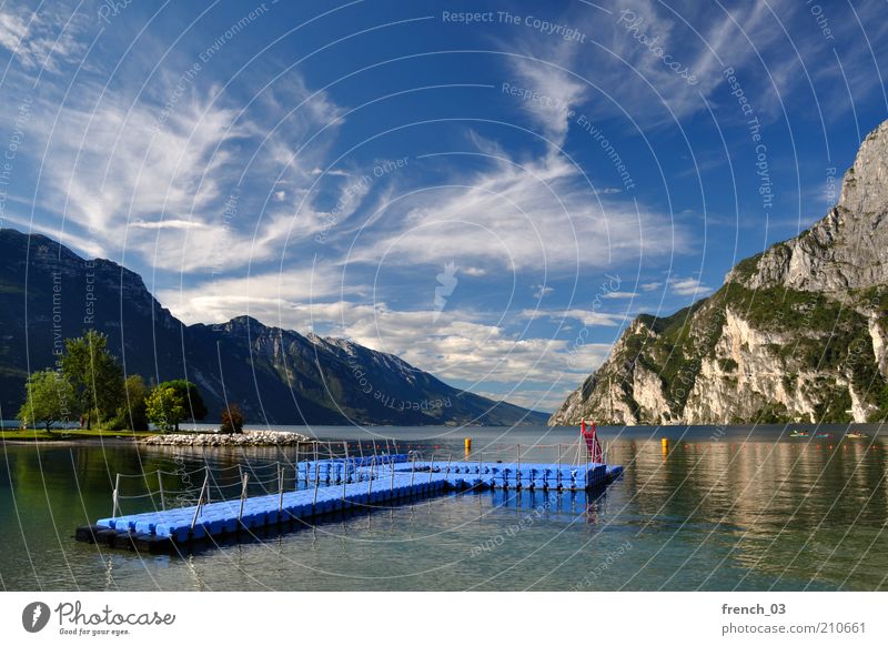 Als ob man da baden könnte Erholung ruhig Ferien & Urlaub & Reisen Sonne Wasser Himmel Wolken Schönes Wetter Berge u. Gebirge Seeufer Riva del Garda Italien