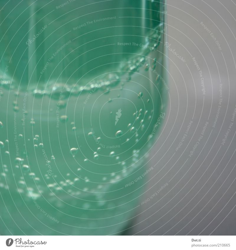 Brause saufen Getränk Erfrischungsgetränk Trinkwasser Limonade Flasche Kunststoff Wasser grün Kohlensäure Blase Mineralwasser traktorgrün türkis kalt