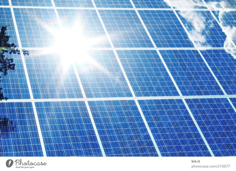 Solaranlage, Solarzelle, Photovoltik Anlage, zur nachhaltigen Energieversorgung & Umweltschutz, mit Sonnenlicht. Klimaschutz durch Ökostrom, nachhaltig, günstig, erneuerbar, natürlich, ökologisch, neutral, sicher.Blaue Solar Panele mit Sonne Energiekrise.