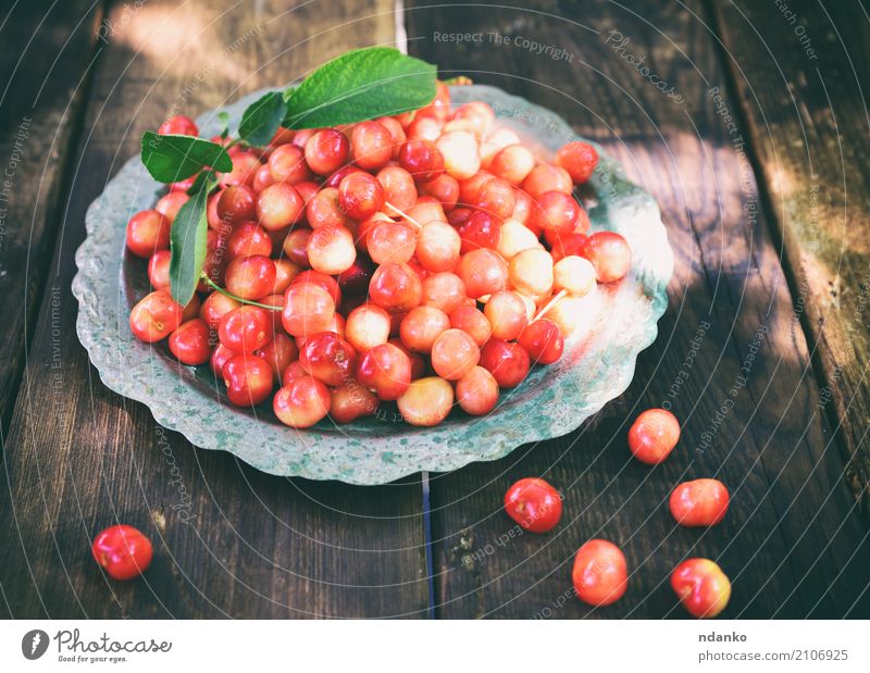 Reife rote Kirsche Frucht Dessert Vegetarische Ernährung Teller Sommer Garten Tisch Natur Holz frisch natürlich retro saftig gelb Hintergrund Beeren