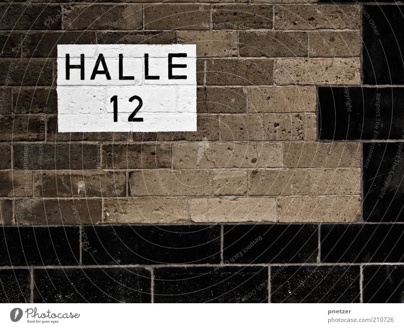 HALLE 12 Haus Industrieanlage Fabrik Bahnhof Bauwerk Gebäude Architektur Mauer Wand alt außergewöhnlich eckig hässlich trist braun schwarz Design Nostalgie