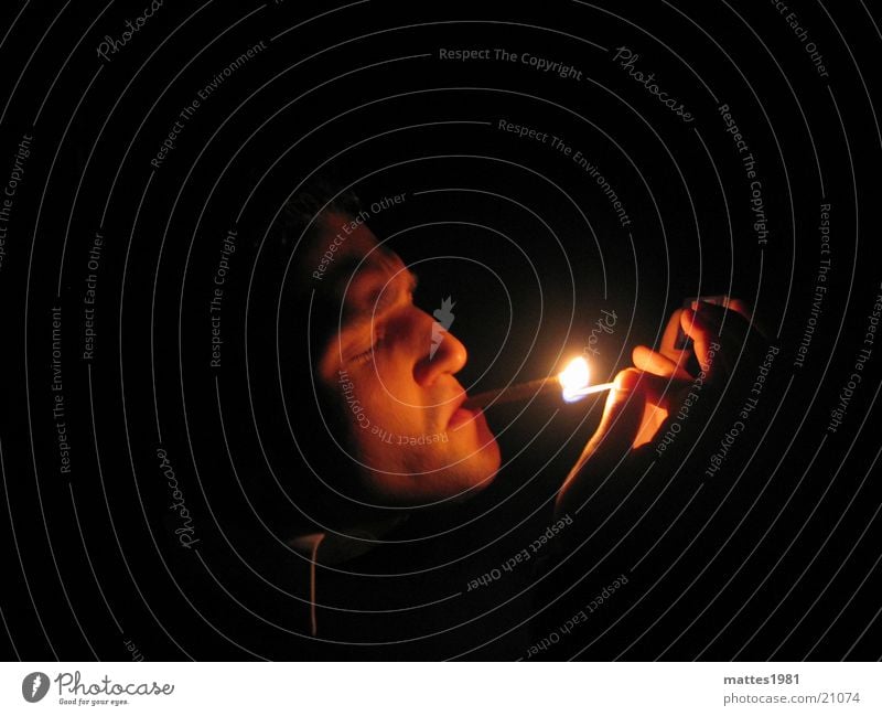 rauchender Kopf Rauchen Streichholz Licht Nacht ruhig Mann Schatten genießen Genießer Wärme Momentaufnahme Vor dunklem Hintergrund Männergesicht Porträt Profil