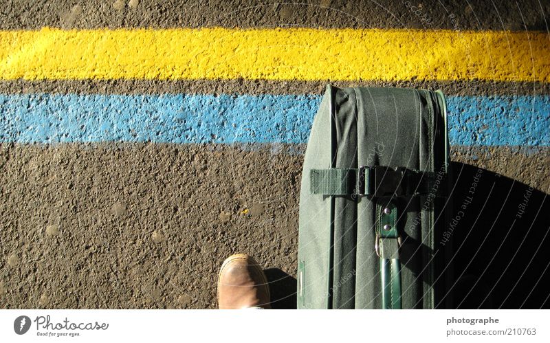 En attente Fuß Bahnhof Bahnsteig Schuhe blau gelb grün Koffer Farbfoto Außenaufnahme Detailaufnahme Textfreiraum links Sonnenlicht Vogelperspektive Passagier