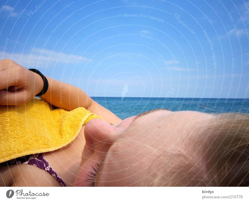 Relax Erholung Sommer Sonnenbad Meer feminin Kopf Gesicht 1 Mensch Wasser Himmel Horizont Sonnenlicht Bikini blond genießen träumen heiß schön blau gelb