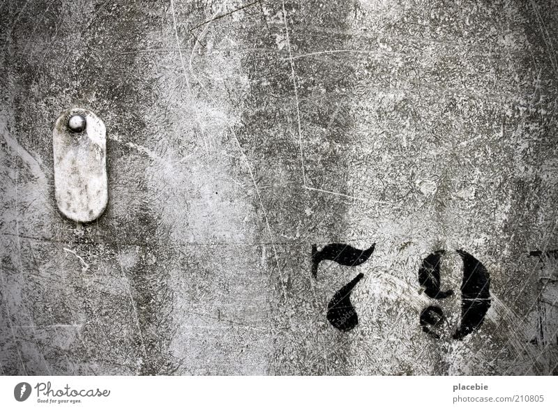 Neunundsiebzig Mauer Wand Dekoration & Verzierung Zeichen Ziffern & Zahlen Schilder & Markierungen alt dreckig grau schwarz Außenaufnahme Menschenleer Tag 79