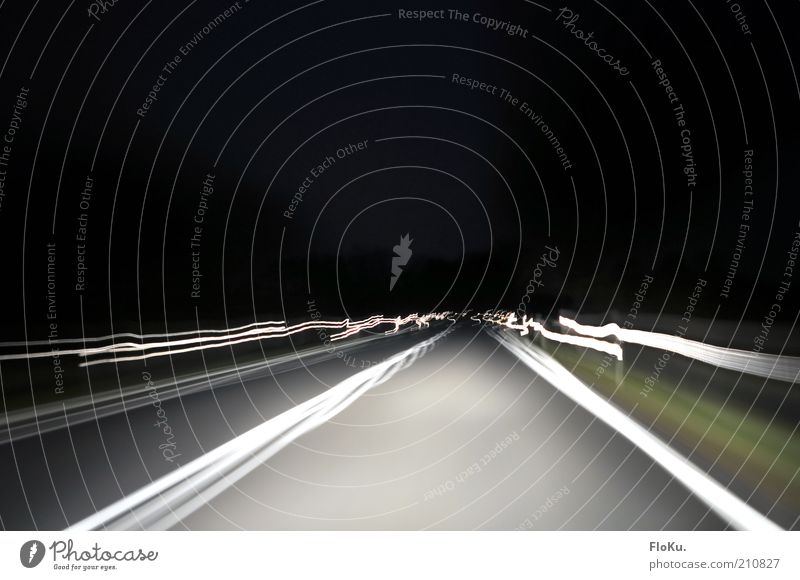 Warp 9 Verkehr Verkehrswege Autofahren Straße außergewöhnlich hell Geschwindigkeit grau schwarz weiß Bewegung Mobilität Lichtstreifen Farbfoto Außenaufnahme