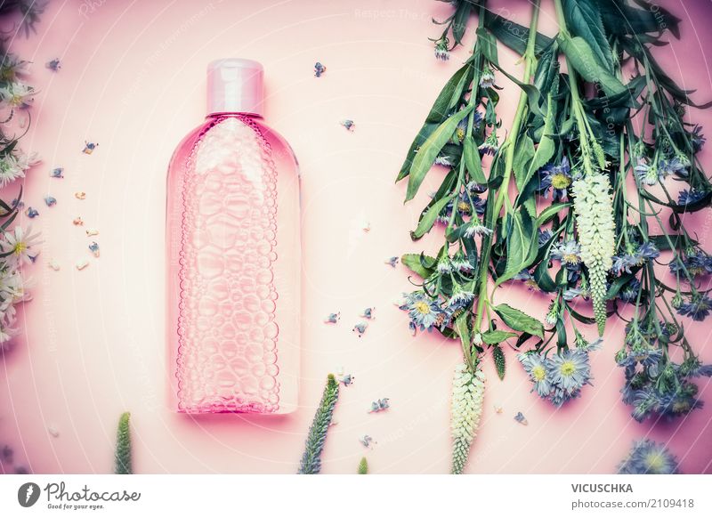 Kosmetik Flasche mit Reinigungswasser und Blumen Lifestyle kaufen Stil Design schön Körperpflege Haut Schminke Gesundheit Wellness Natur Pflanze Blüte Container