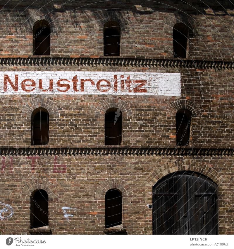 SILO neustrelitz Haus Ruine Hafen Gebäude Architektur Häusliches Leben trocken Lagerhaus Mecklenburg-Vorpommern Getreidesilo Backsteinfassade Backsteinwand