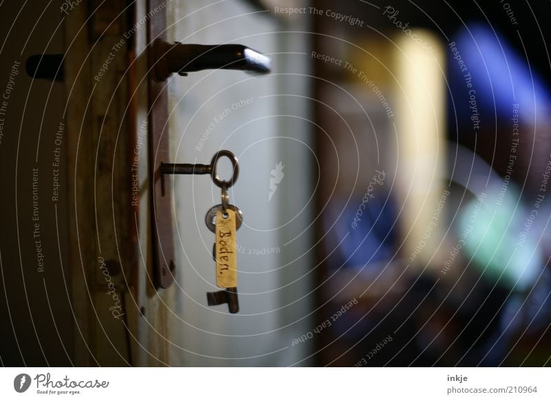 der Schlüssel zu alten Geschichten Griff Rost geheimnisvoll Vergangenheit Tür Türschloss Schlüsselanhänger Dachboden offen unverschlossen Kammer Erwartung