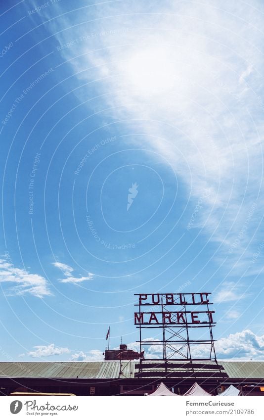 Roadtrip West Coast USA (261) Stadt kaufen Markthalle Markttag Public Market Seattle Sommer Sonnenstrahlen Dach Hinweisschild Schriftzeichen Blauer Himmel