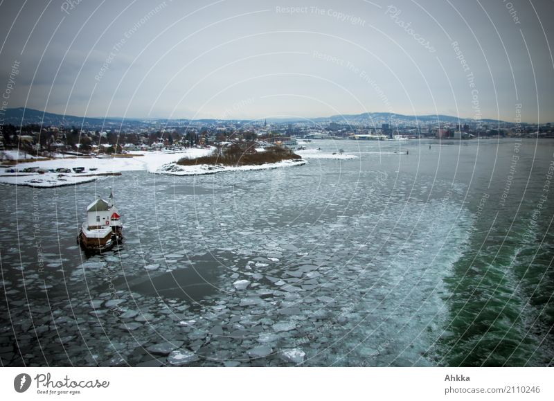 Oslofjord mit Eisschollen, Winter Ferien & Urlaub & Reisen Abenteuer Urelemente Wasser Frost Küste Fjord Meer kalt klein Fernweh Bewegung Einsamkeit