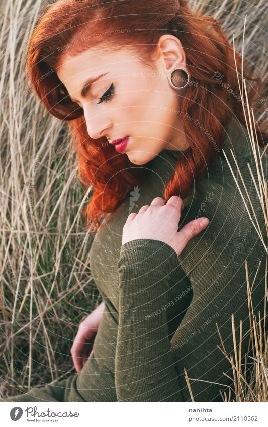 Portrait einer schönen und stilvollen Redheadfrau elegant Stil Schminke Wellness harmonisch Erholung ruhig Mensch feminin Junge Frau Jugendliche 1 18-30 Jahre