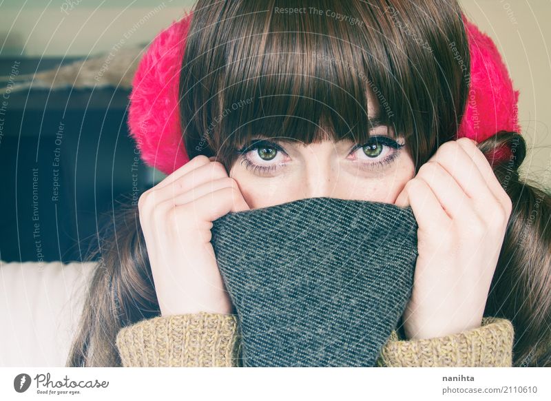 Tragende Winterkleidung der jungen netten Frau Stil Sommersprossen Mensch feminin Junge Frau Jugendliche 1 18-30 Jahre Erwachsene Mode Bekleidung Wolle