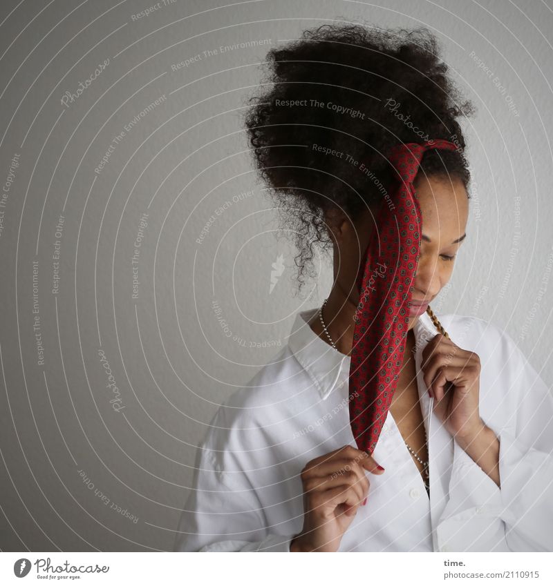 . feminin Frau Erwachsene 1 Mensch Künstler Theaterschauspiel Hemd Schmuck Krawatte Haare & Frisuren brünett langhaarig Locken Zopf Afro-Look Denken festhalten
