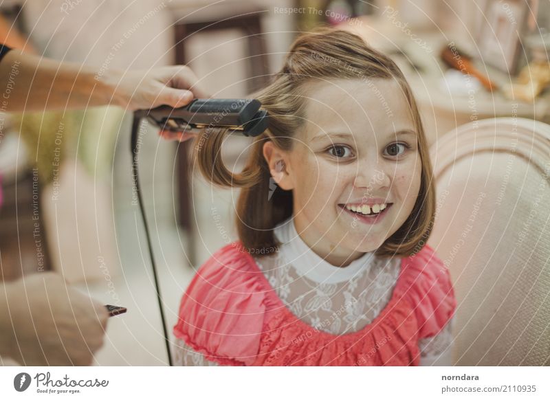 Kinderfriseur Freude Arbeit & Erwerbstätigkeit Beruf Friseur Mädchen Haare & Frisuren 3-8 Jahre Kindheit 8-13 Jahre blond genießen Lächeln Fröhlichkeit
