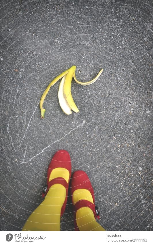 vorsicht .. Straße Asphalt tretmine Bananenschale Unfallgefahr reintreten Kontrolle Vorsicht Beine füße rote schuhe Schuhe Strümpfe gelb