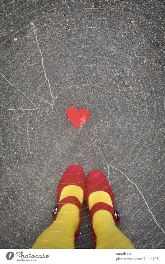 herzlichen fuß (gruß) Beine Fuß Schuhe Strümpfe mehrfarbig gelb rot Schnallenschuhe Außenaufnahme Straße Asphalt stehen Herz Liebe Symbole & Metaphern