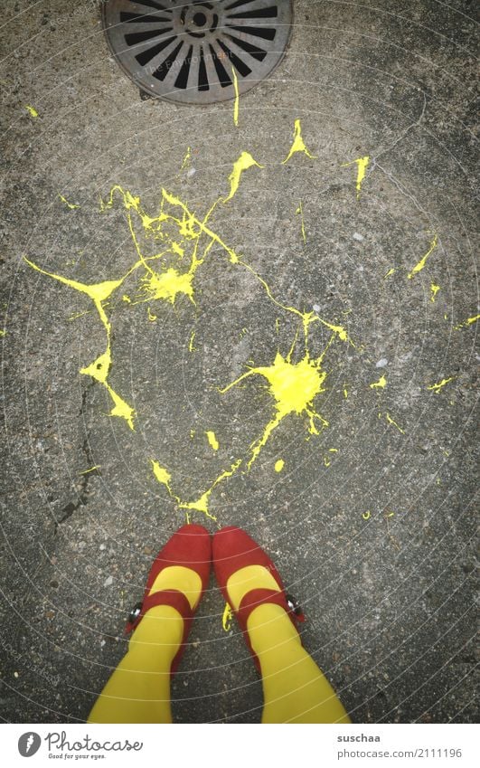 farbunfall Farbe klecksen streichen Kunst spritzen Unfall runtergefallen gelb Asphalt Fuß Schuhe Beine Strumpfhose rote schuhe stehen