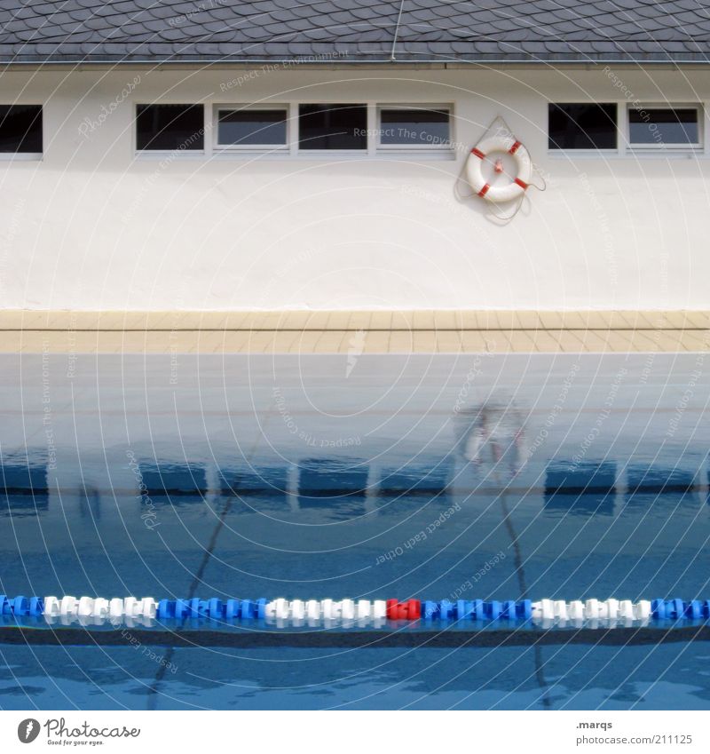 Rettung Freizeit & Hobby Sport Schwimmbad Wasser Fenster Rettungsring Abtrennung nass Farbfoto Außenaufnahme Menschenleer Reflexion & Spiegelung